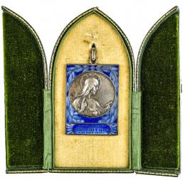 717 - PEQUEÑA CAPILLA CON MEDALLÓN EN PLATA