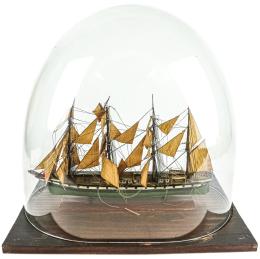 865 - MAQUETA DE VELERO CON URNA DEL SEGUNDO TERCIO S.XX
