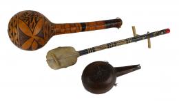 378 - DOS INSTRUMENTOS Y CANTIMPLORA AFRICANA