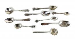 700 - LOTE DE CUCHARITAS DE COLECCIÓN  EN PLATA Y METAL