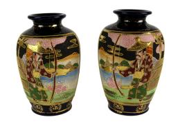 403 - PAREJA DE PEQUEÑOS JARRONES JAPONESES SEGUNDO  CUARTO S.XX