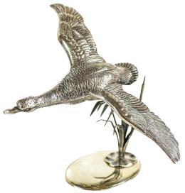 690 - FIGURA DE AVE VOLANDO SOBRE HOJAS