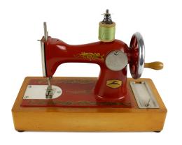 179 - MAQUINA DE COSER DE JUGUETE DE LOS AÑOS 50