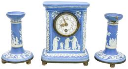 739 - RELOJ Y PAREJA DE CANDELEROS DE PORCELANA WEDGWOOD
