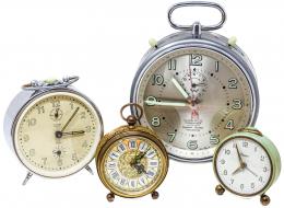 979 - CUATRO RELOJES DESPERTADOS DE MEDIADOS DEL S.XX