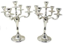 1149 - PAREJA DE CANDELABROS EN METAL PLATEADO DE ÚLTIMO TERCIO S.X