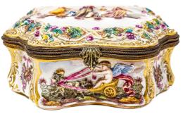 355 - CAJA DE PORCELANA CAPODIMONTE DEL PRIMER CUARTO DE SIGLO XX