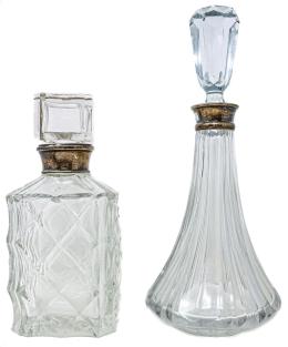 23 - DOS BOTELLAS DE CRISTAL CON CUELLO DE PLATA