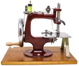 180 - MÁQUINA DE COSER DE JUGUETE