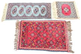 8 - TRES PEQUEÑAS ALFOMBRAS ORIENTALES