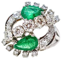 80 - ANILLO ROSETÓN CON BRILLANTES Y ESMERALDAS