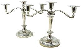 824 - PAREJA DE CANDELABROS EN METAL PLATEADO DE MEDIADOS S.XX
