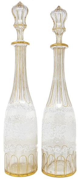 24 - DOS BOTELLAS LICORERAS DE FINALES DEL S.XIX