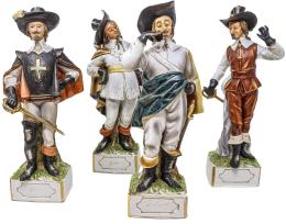 379 - CUATRO FIGURAS EN PORCELANA DE MEDIADOS DEL S.XX
