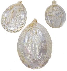 853 - TRES MEDALLONES RELIGIOSOS EN NÁCAR S.XIX