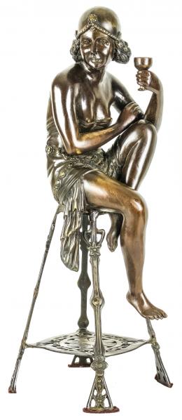 739 - GRAN FIGURA DE ESTILO ART DECÓ. 