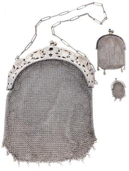 694 - BOLSO, Y DOS PEQUEÑOS MONEDERITOS DE MALLA EN PLATA