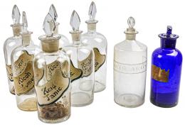 52 - OCHO BOTELLAS DE FARMÁCIA DEL PRIMER TERCIO DEL S.XX