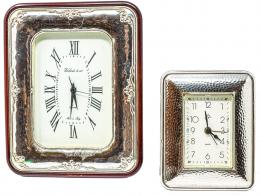 633 - DOS RELOJES ENMARCADOS EN PLATA