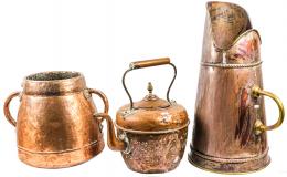 933 - LOTE DE CALDERO, JARRA Y TETERA EN COBRE