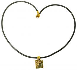 101 - GARGANTILLA DE CUERO CON COLGANTE DE ORO