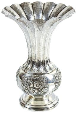 704 - JARRÓN EN PLATA DE MEDIADOS DEL S.XX