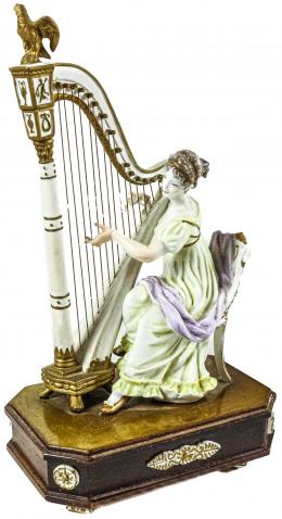 441 - FIGURA EN PORCELANA DE MEDIADOS DEL S.XX