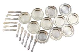 676 - CONJUNTO DE 11 PLATITOS Y 12 PALAS PARA MANTEQUILLA EN PLATA