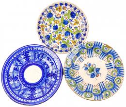 482 - TRES PLATOS EN CERÁMICA DE MANISES DE FLES. S.XIX