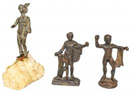 839 - TRES PEQUEÑAS FIGURAS EN BRONCE