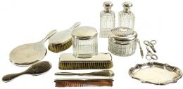 682 - CONJUNTO DE PIEZAS DE TOCADOR EN PLATA DE MEDIADOS DEL S.XX