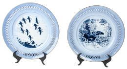 674 - DOS PLATOS EN PORCELANA DANESA