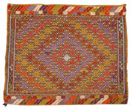8 - PEQUEÑA ALFOMBRA TIPO KILIM