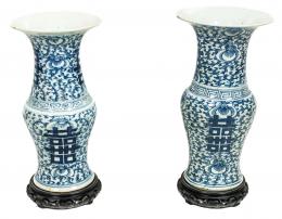 431 - PAREJA DE JARRONES DE PORCELANA
