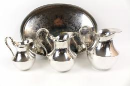 1094 - TRES JARRAS Y BANDEJA EN METAL PLATEADO