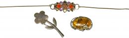 161 - COLLAR Y DOS BROCHES EN PLATA