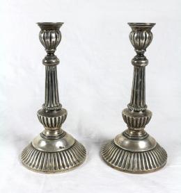 842 - PAREJA DE CANDELEROS