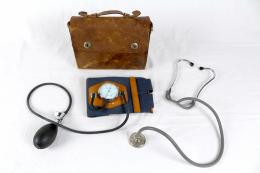 1068 - PEQUEÑO MALETIN DE MEDICO CON INSTRUMENTAL