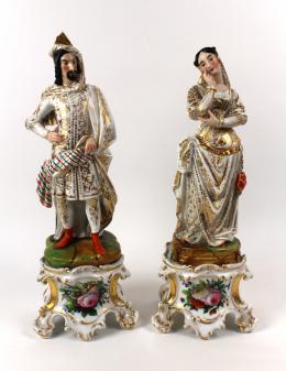 495 - PAREJA DE FIGURAS DE PORCELANA