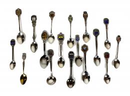 948 - LOTE DE 17 CUCHARITAS DE COLECCIÓN