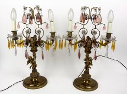 228 - DOS CANDELABROS DE METAL PULIDO