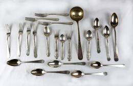 824 - LOTE VARIADO DE CUBIERTOS DE PLATA