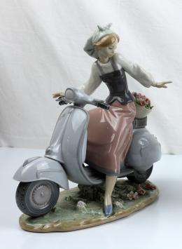993 - "JOVEN SOBRE VESPA"