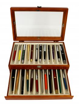 349 - CAJA ESTUCHE CON 24 BOLÍGRAFOS.
