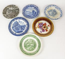 467 - LOTE VARIADO DE PLATOS EN LOZA Y PORCELANA