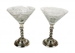 32 - DOS COPAS DE COCKTAIL CON PIE EN PLATA. 