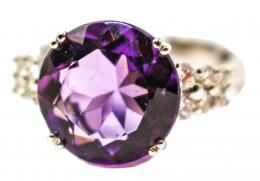 77 - ANILLO CON AMATISTA Y BRILLANTES
