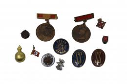 344 - COLECCION DE PINES Y MEDALLAS DE PPS. S.XX