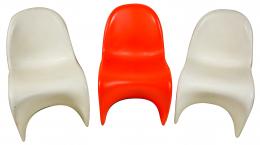557 - TRES SILLAS DE DISEÑO "PANTON"