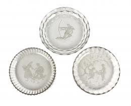 77 - TRES PLATOS EN CRISTAL TALLADO PRIMER TERCIO S.XX